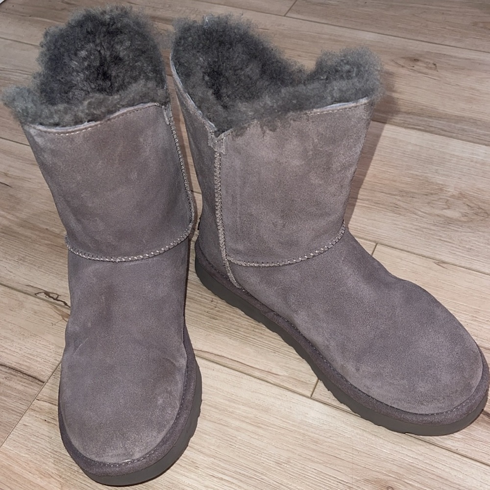 UGG AUSTRALIA Constantine Style (EUC) Women’s Suede/Plush Gray Boots, Size 9.
